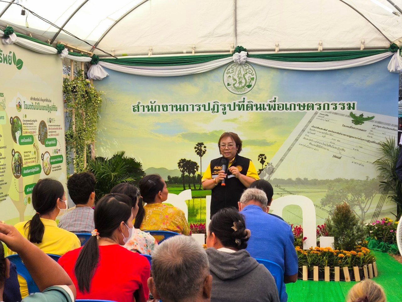 title - วันที่ 7 กุมภาพันธ์ 2568 นายประพันธ์ คำบาง ผู้ตรวจราชการกรม สำนักงานการปฏิรูปที่ดินเพื่อเกษตรกรรม พร้อมเจ้าหน้าที่ ส.ป.ก.อุบลราชธานี ร่วมจัดนิทรรศการ​งานเกษตร​อีสาน​ใต้​ ประจำปี​ พ.ศ.​ 2568​ ณ​ คณะเกษตรศาสตร์ มหาวิทยาลัย​อุบลราชธานี